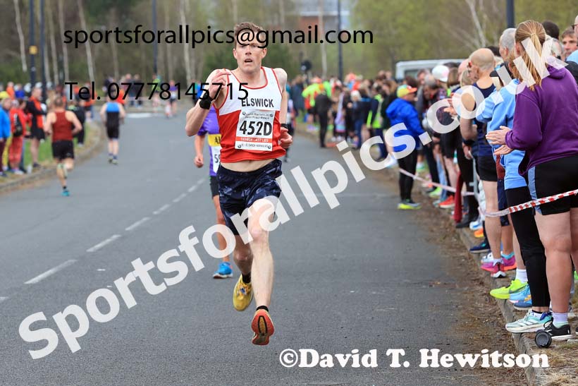 Senior mens relay, 2025 Elswick Harriers Good Friday Road Relays, Newburn, Newcastle upon Tyne. Photo: David T. Hewitson/Sports for All Pics